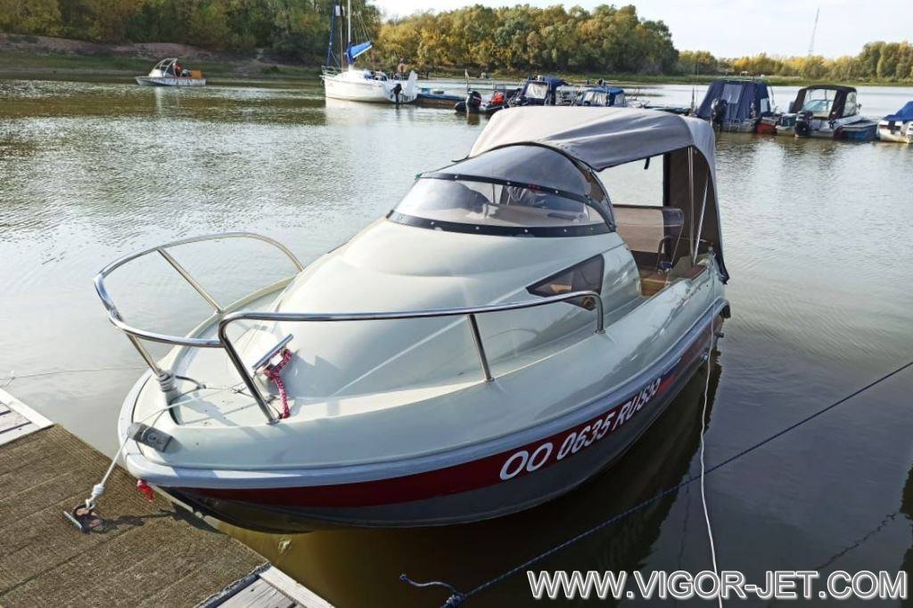 Катер VIGOR 480 (S) Walk Around на причале